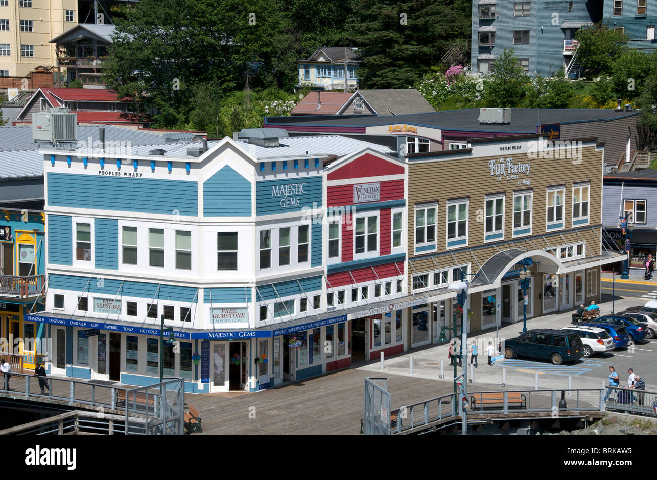 Weatherboard colorati dockside negozi turistici popoli Wharf Plaza Juneau Alaska USA Foto Stock