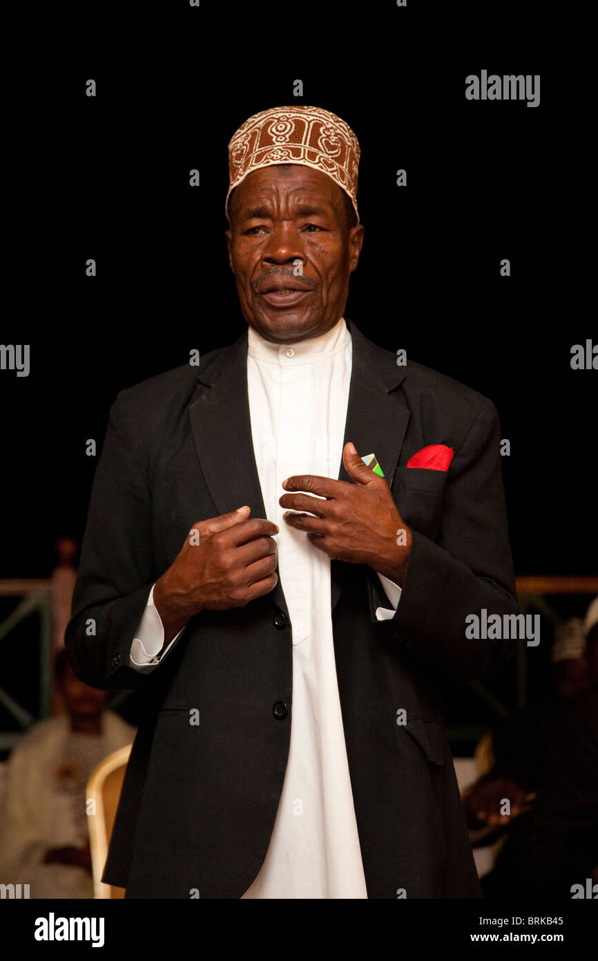 Zanzibar, Tanzania. Musicisti taarab. Cultura Club musicale. Taarab Singer, Makame Faki, con un cappello tradizionale Zanzibari, un kofia. Foto Stock