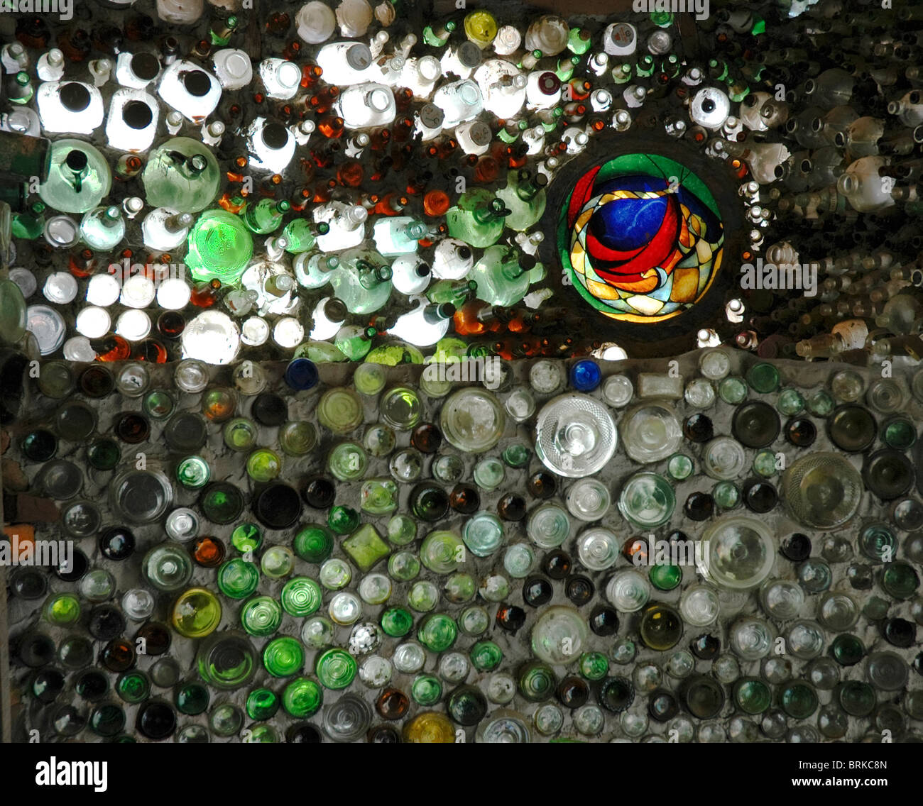 La parete della bottiglia a Tinkertown Museum, lungo il sentiero di turchese, Sandia Park, NM. Foto Stock