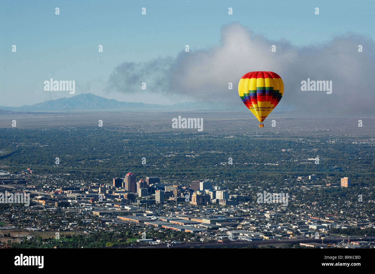 La mongolfiera oltre Albuquerque, NM. Foto Stock