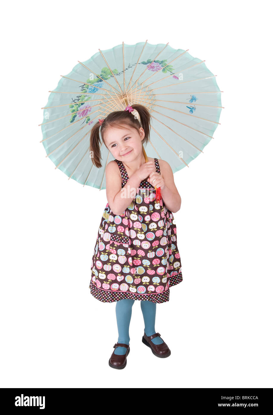 Una carina ragazza in pig-tail mantenendo uno stile tradizionale cinese chiamato ombrellino di una SAN Foto Stock