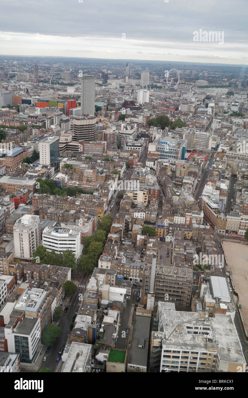 Vista aerea del centro di Londra in un giorno nuvoloso, guardando verso Tottenham Court Road verso la ruota del millennio. Foto Stock