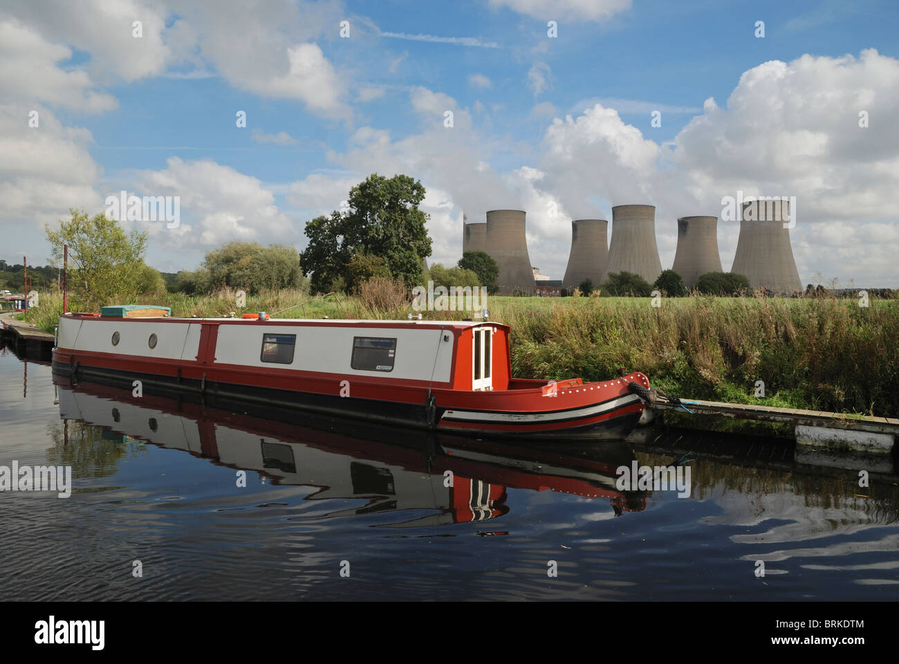 Un narrrowboat sul fiume Soar con il Ratcliffe-su-Soar Power Station in background. Nottinghamshire, Inghilterra. Foto Stock
