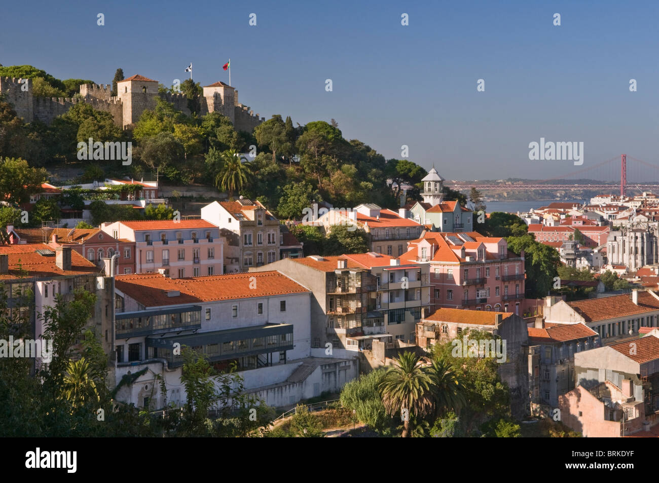 Vista sulla città di Castello e ponte Lisbona Portogallo Foto Stock