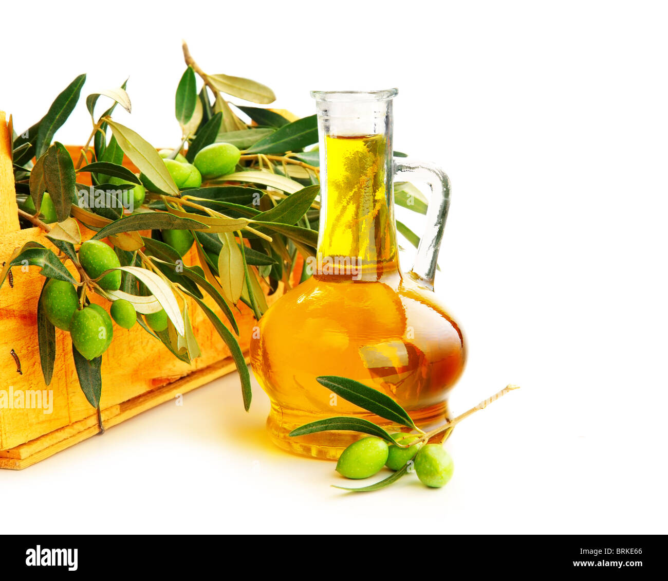 Fresco verde olive & olio isolati su sfondo bianco Foto Stock