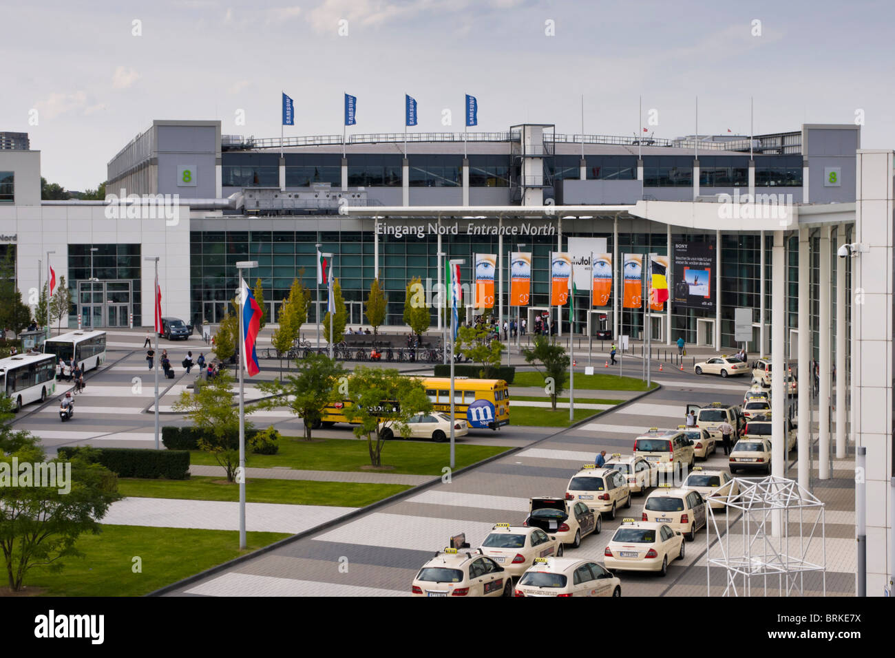 - Colonia Photokina e Köln Messe fiera halls - l'entrata nord con taxi Foto Stock