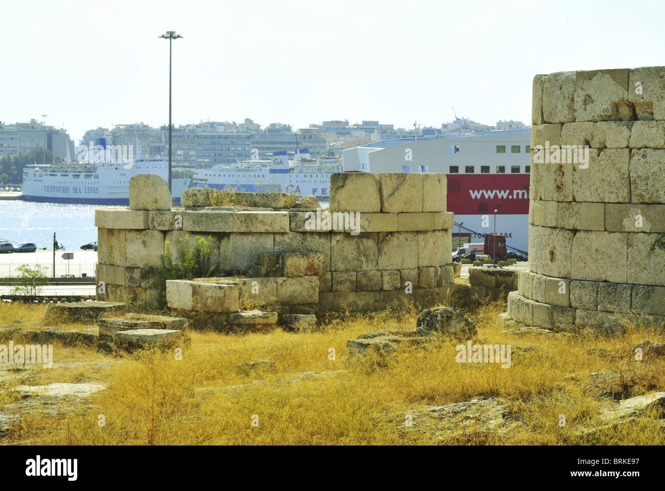 Antiche fortificazioni del porto del Pireo che mostra gate Eetoneia Foto Stock