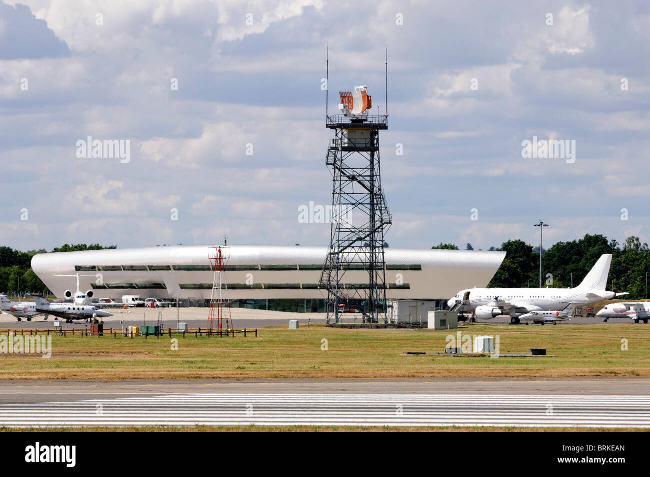 Torre radar e TAG terminal di aviazione, Londra Farnborough Airport, Farnborough, Hampshire, Regno Unito. Foto Stock