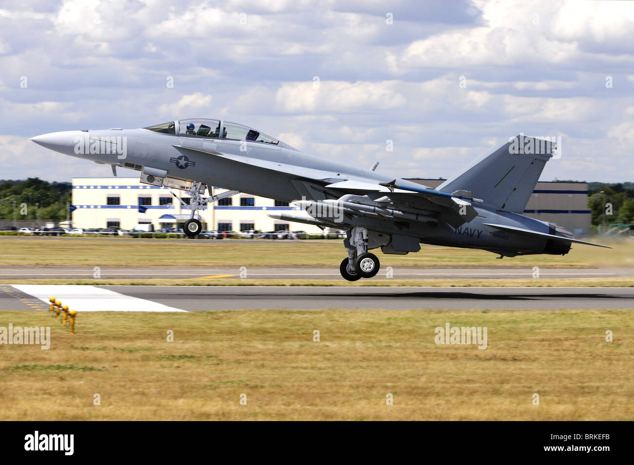 Boeing F/A-18F Super Hornet azionato dal Navy US prendendo il largo a Farnborough, Airshow di Farnborough, Regno Unito. Foto Stock