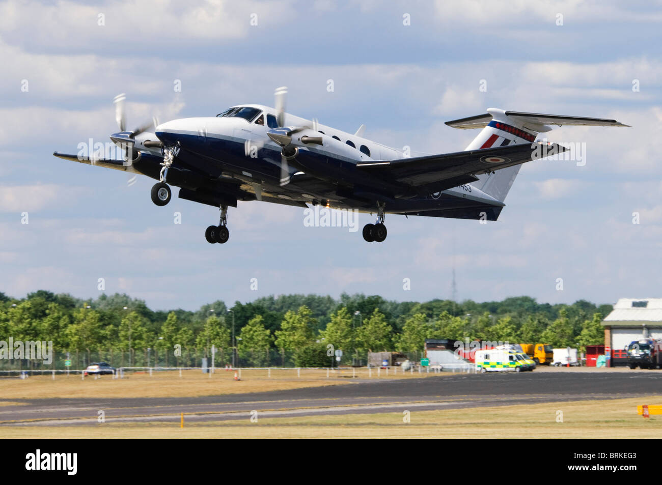 Beechcraft/Raytheon B200 King Air operati da RAF decollare in Airshow di Farnborough, Regno Unito. Foto Stock