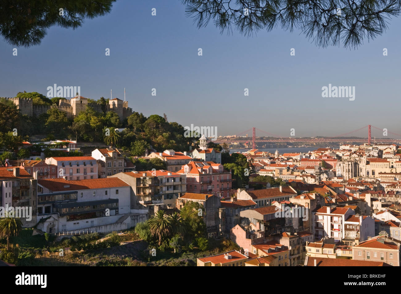 Vista sulla città di Castello e ponte Lisbona Portogallo Foto Stock