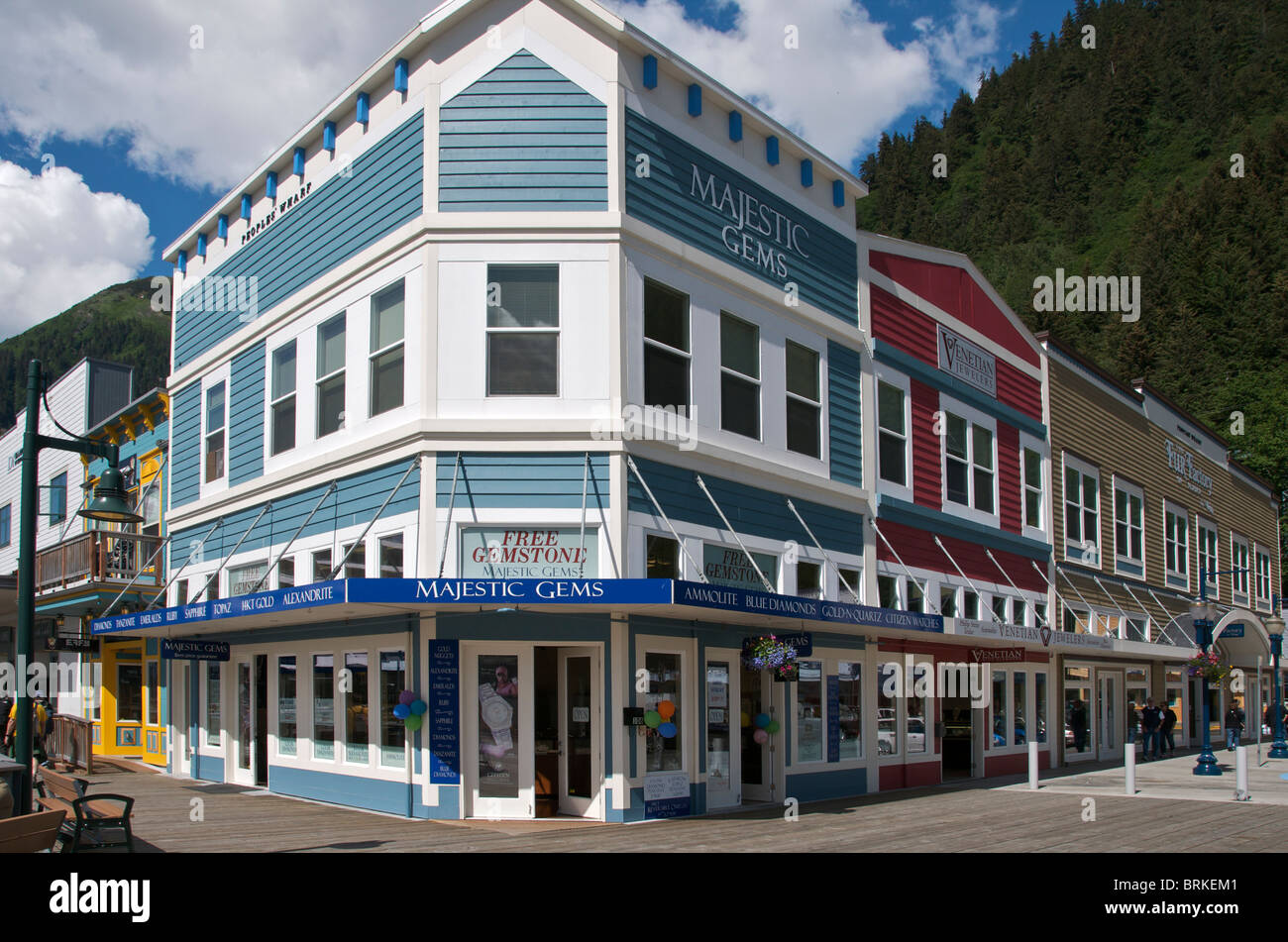 Weatherboard colorati negozi turistici popoli Wharf Plaza Juneau Alaska USA Foto Stock