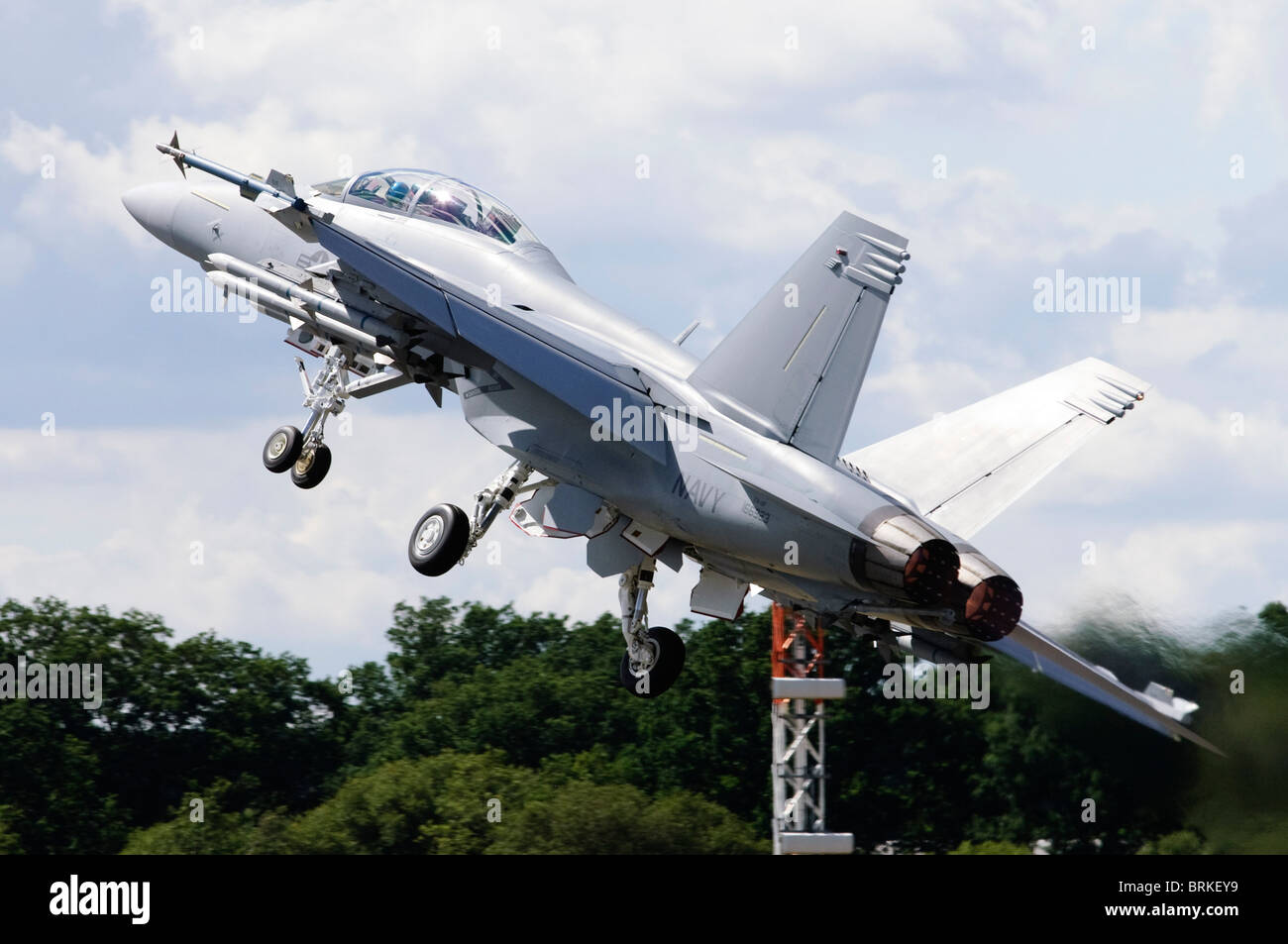 Boeing F/A-18F Super Hornet azionato dal Navy US prendendo il largo a Farnborough, Airshow di Farnborough, Regno Unito. Foto Stock