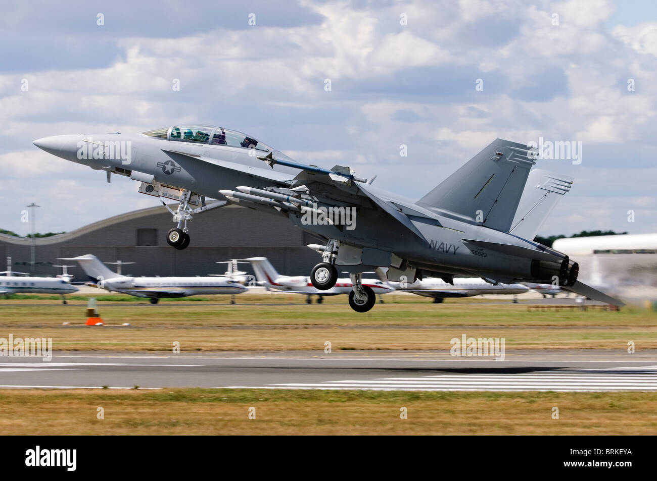 Boeing F/A-18F Super Hornet azionato dal Navy US prendendo il largo a Farnborough, Airshow di Farnborough, Regno Unito. Foto Stock