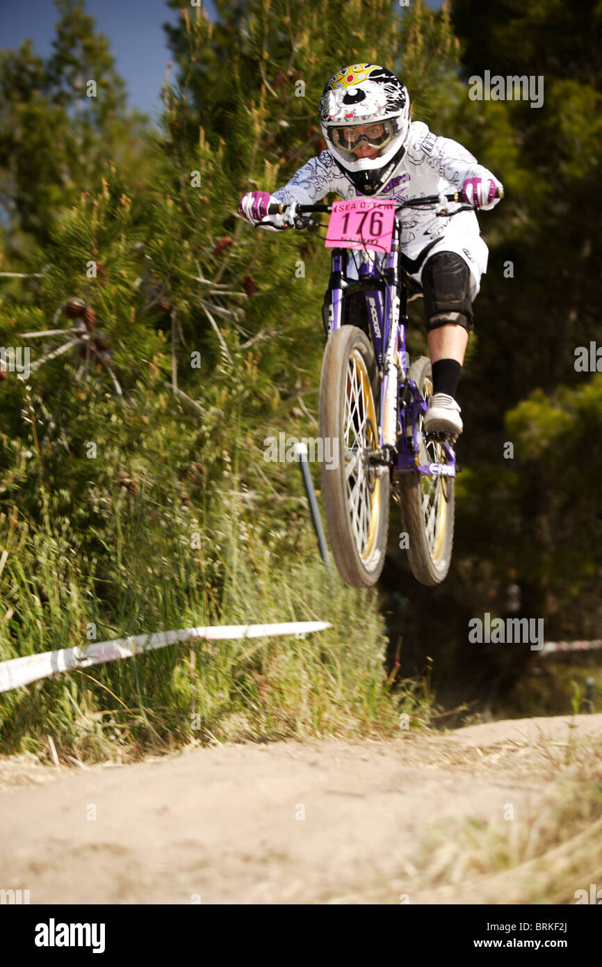 Femmina professionale Mountain Biker prendere l'aria in discesa di corso presso il 2010 Sea Otter Classic. Foto Stock