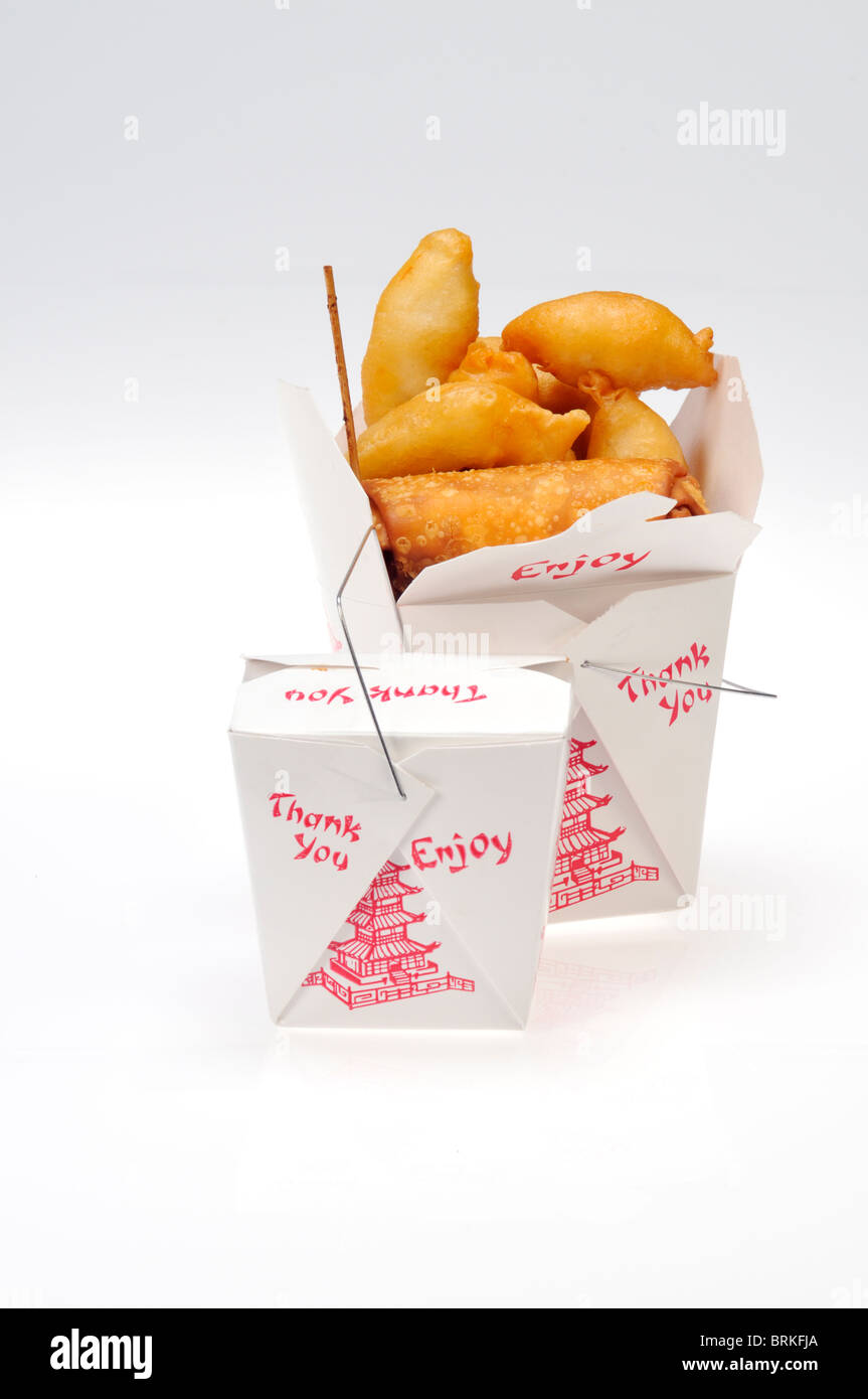 2 tenere lontano i contenitori per alimenti di cibo cinese 1 aperto con pollo dita, eggroll e manzo teriyaki 1 chiusa su sfondo bianco. Foto Stock