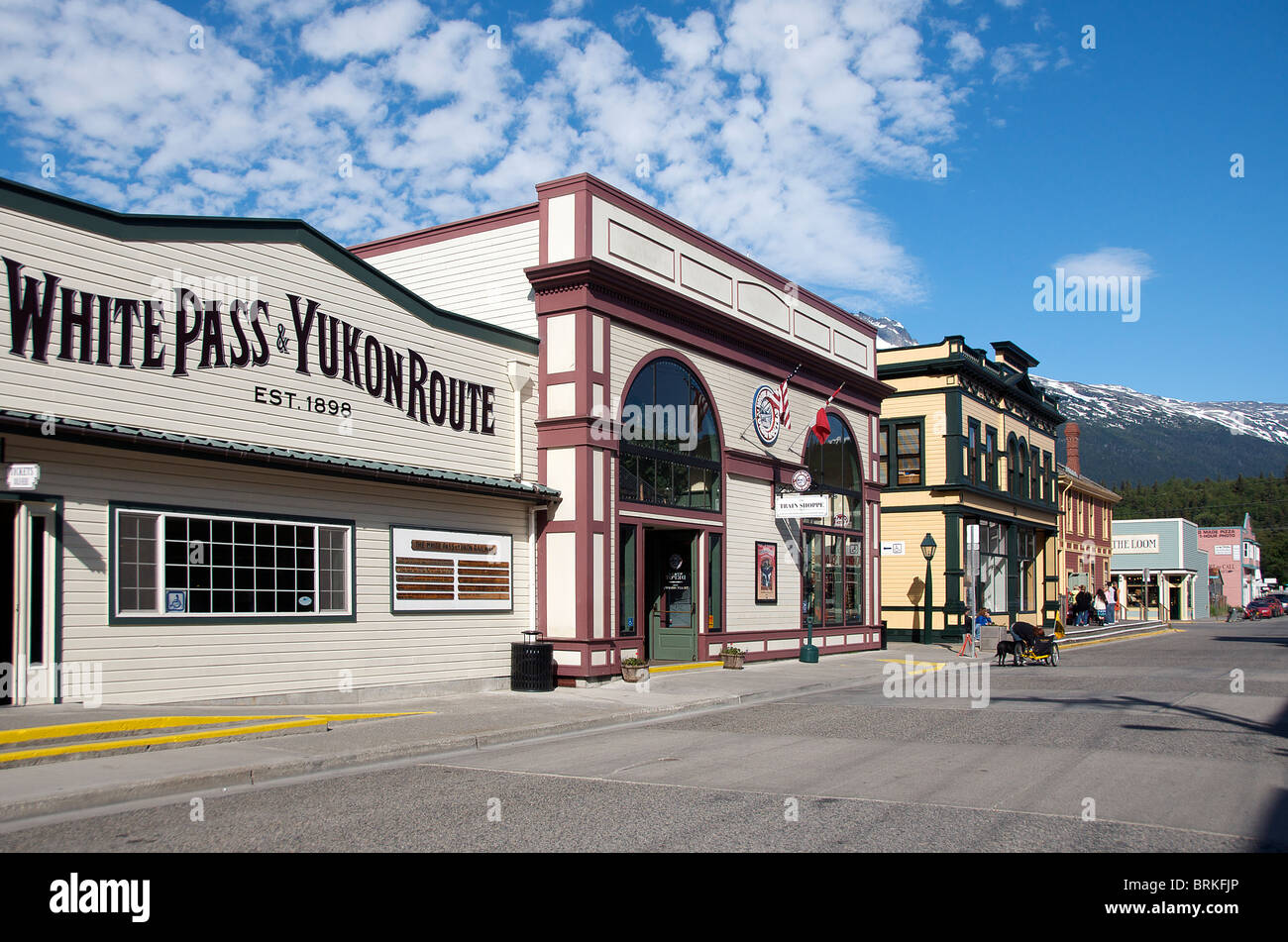 La seconda strada weatherboard edifici Skagway passaggio interno Alaska USA Foto Stock