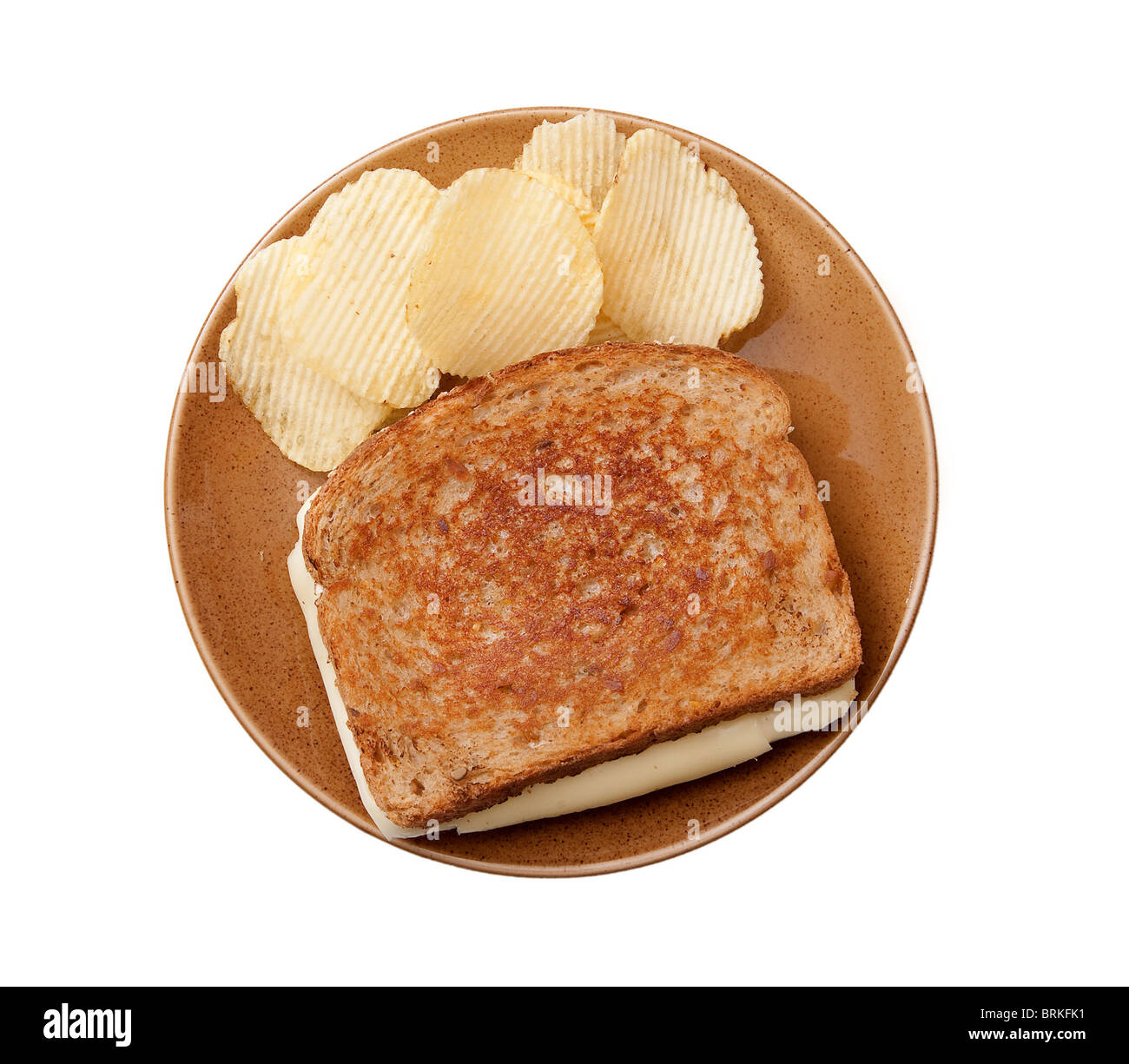 Formaggio alla griglia panino su una piastra con chips isolato su bianco Foto Stock