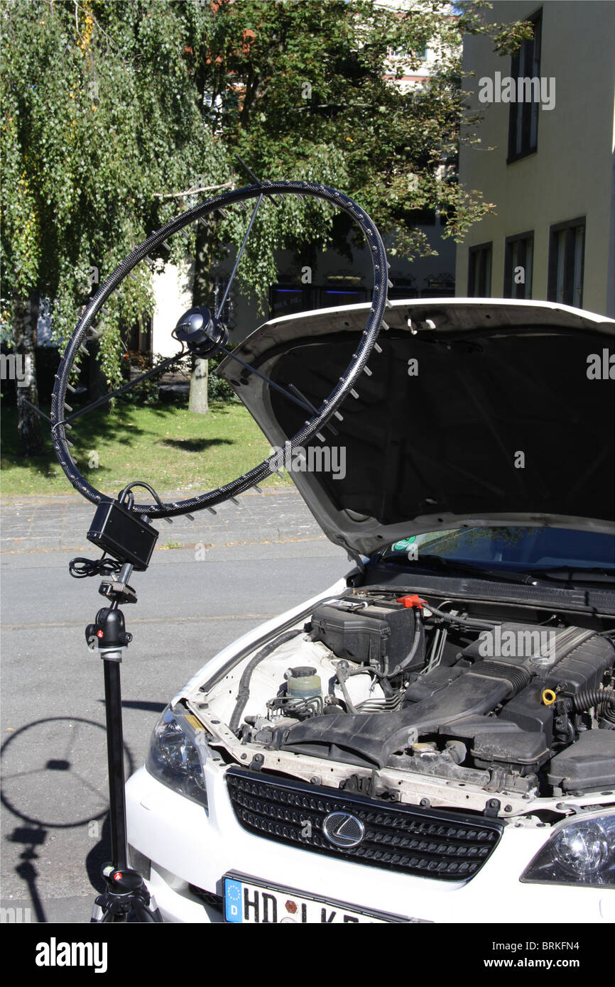 Una schiera ordinata di microfoni di una telecamera acustica impostato per misurare il rumore del motore di una Lexus IS 200 Sportcross auto al Politecnico di Darmstadt Foto Stock