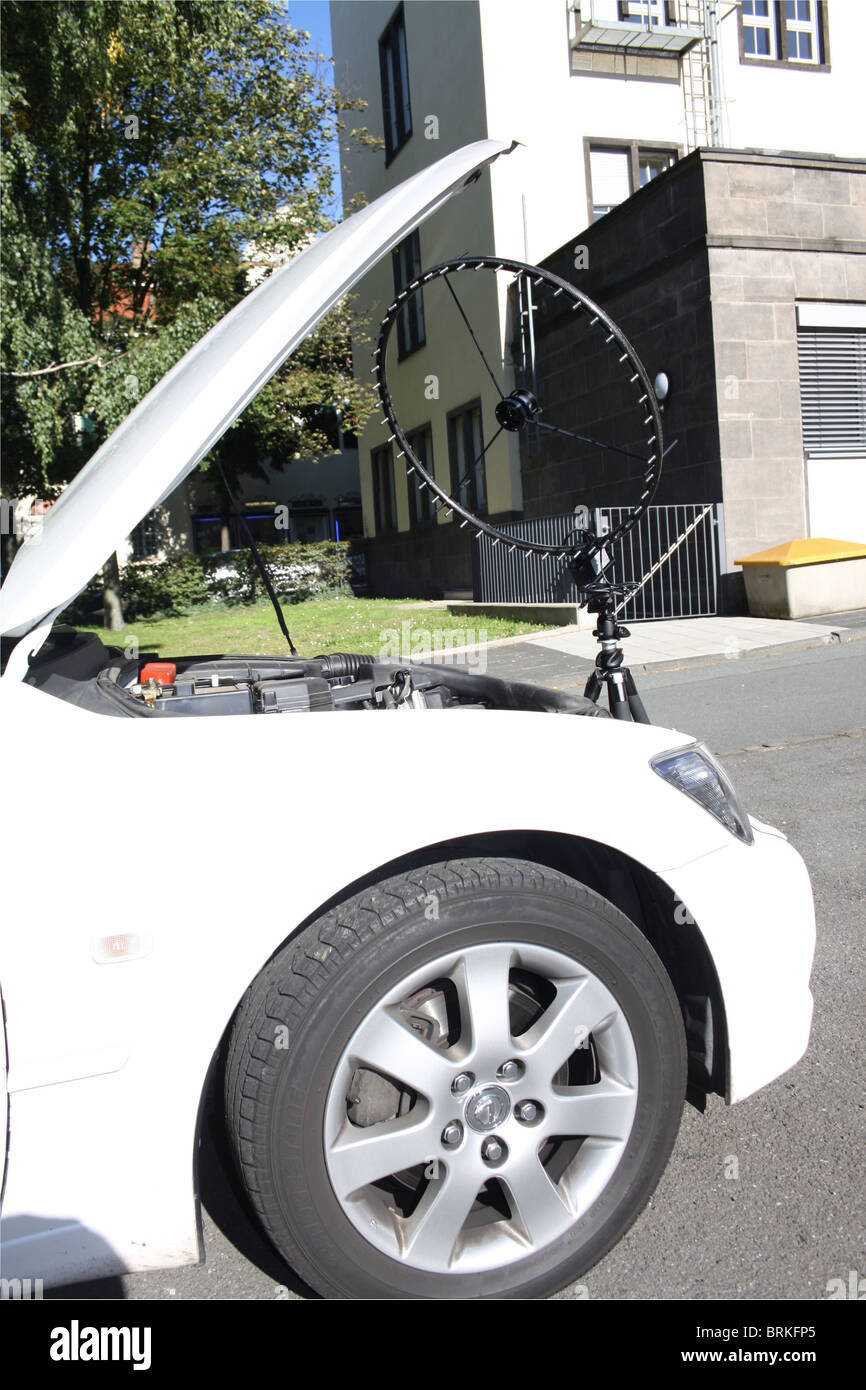 Una schiera ordinata di microfoni di una telecamera acustica impostato per misurare il rumore del motore di una Lexus IS 200 Sportcross auto al Politecnico di Darmstadt Foto Stock