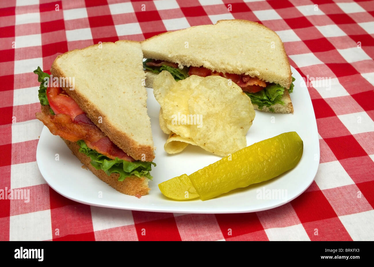 Bacon, lattuga e pomodoro sandwich con patate fritte e sottaceti Foto Stock