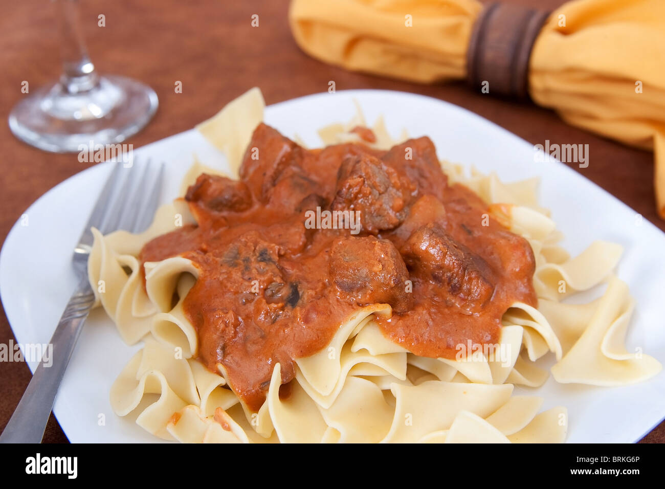 Piatto di carne bovina in casa stroganoff su tagliatelle con stoviglie Foto Stock