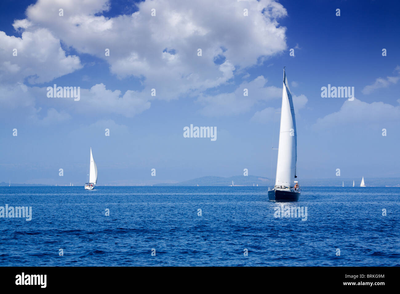 Barche a vela nel mare Adriatico fuori della costa dalmata Foto Stock