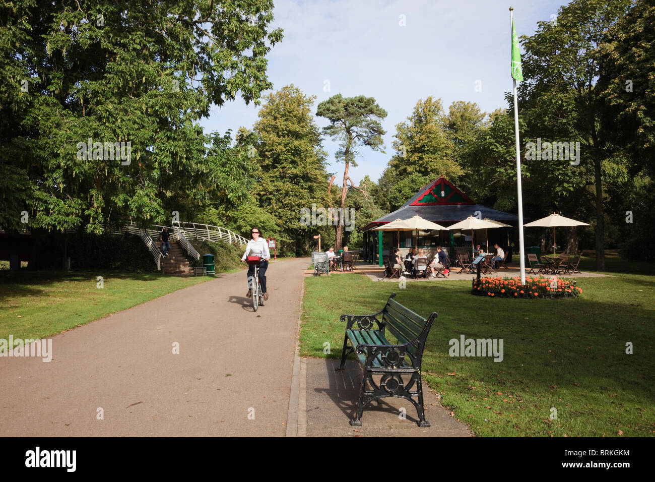 Cardiff Caerdydd), Glamorgan, South Wales, Regno Unito. Bute Park e outdoor cafe in uno dei molti verdi spazi di respirazione in città Foto Stock