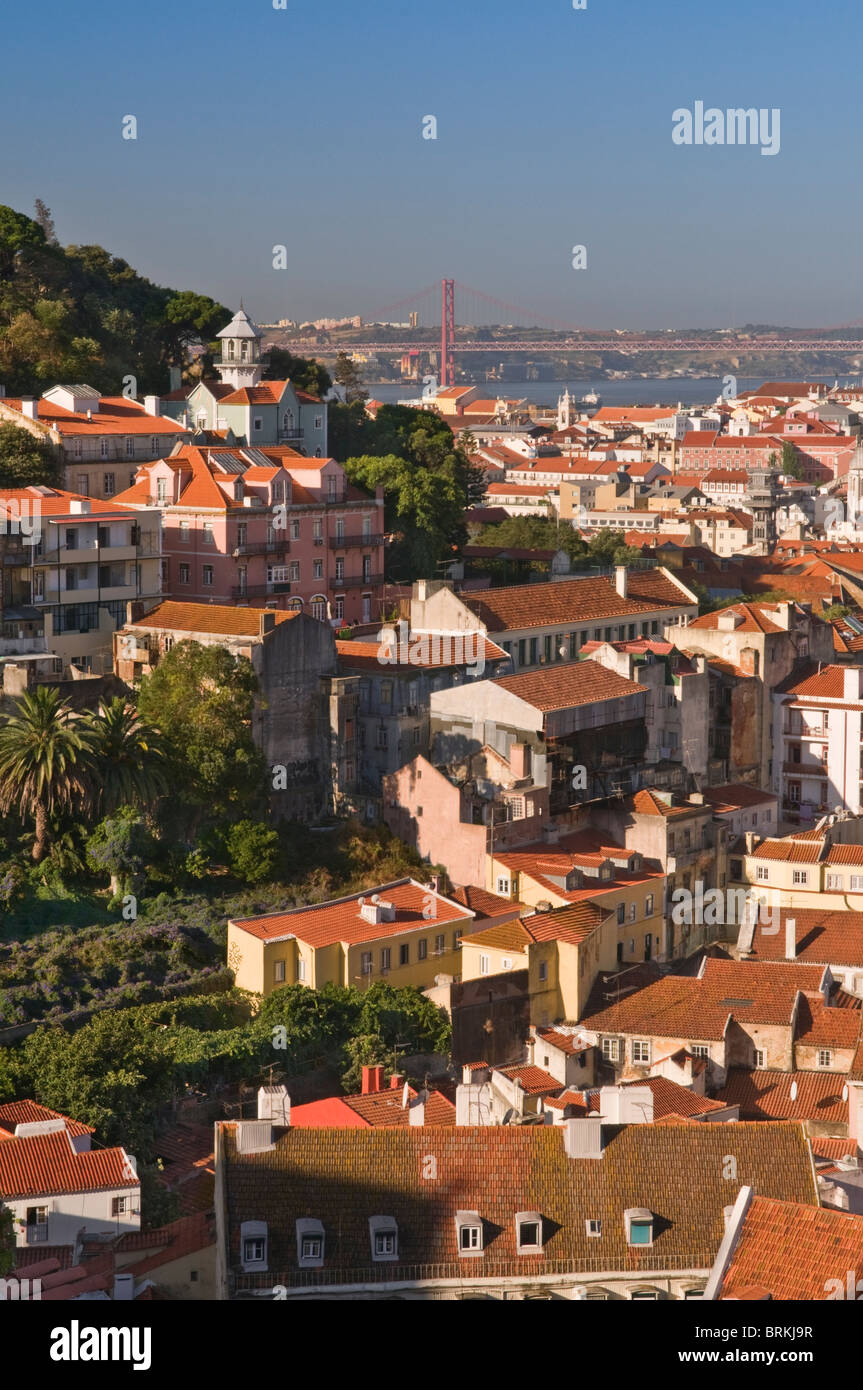 Vista sulla città di ponte e fiume Lisbona Portogallo Foto Stock