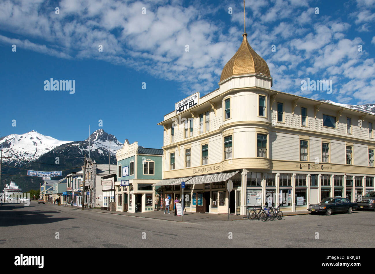 Golden Hotel del Nord e storici edifici weatherboard Broadway Skagway passaggio interno Alaska USA Foto Stock