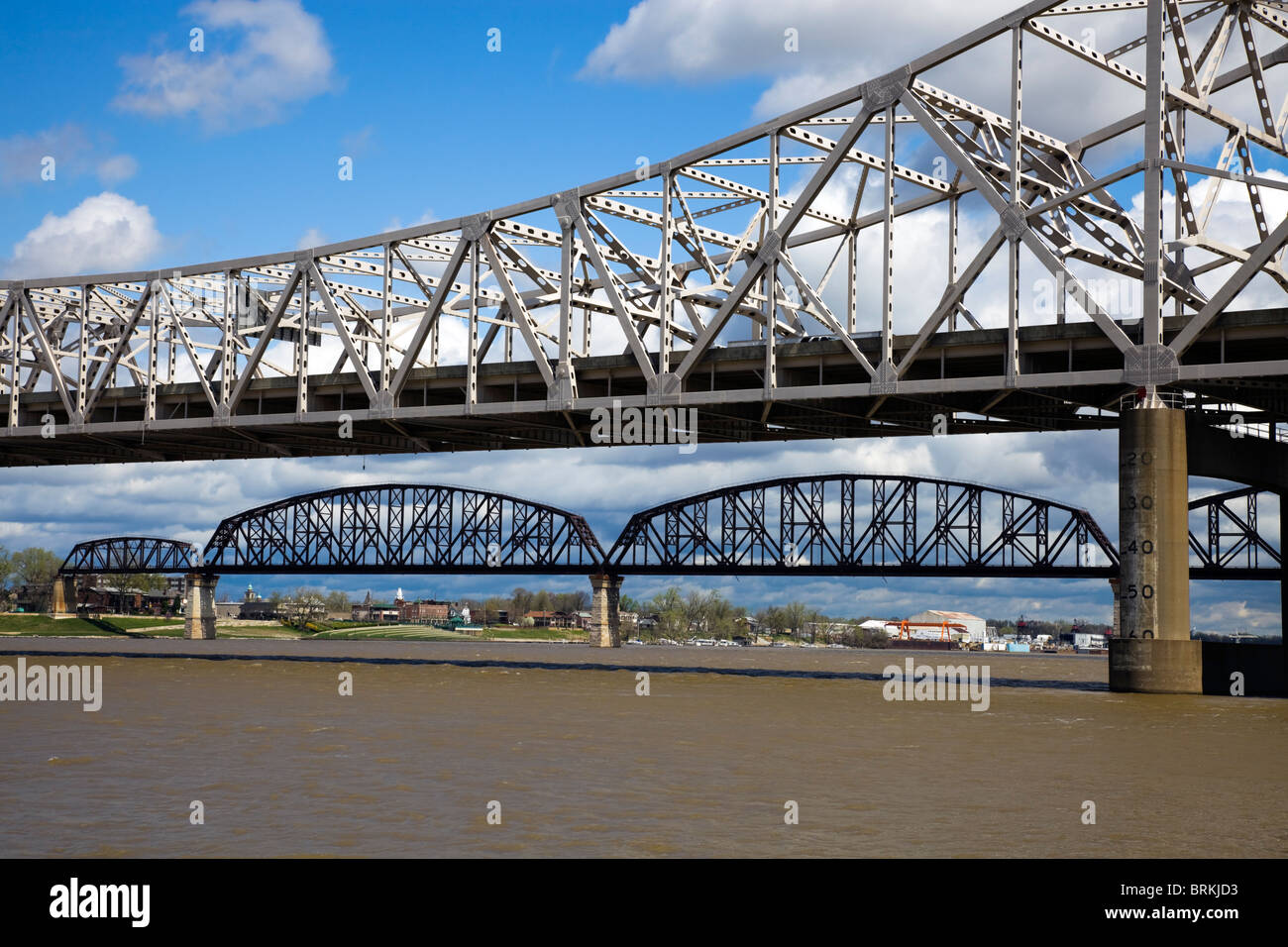 Ponti tra il Kentucky e Indiana. Fiume Ohio. Foto Stock