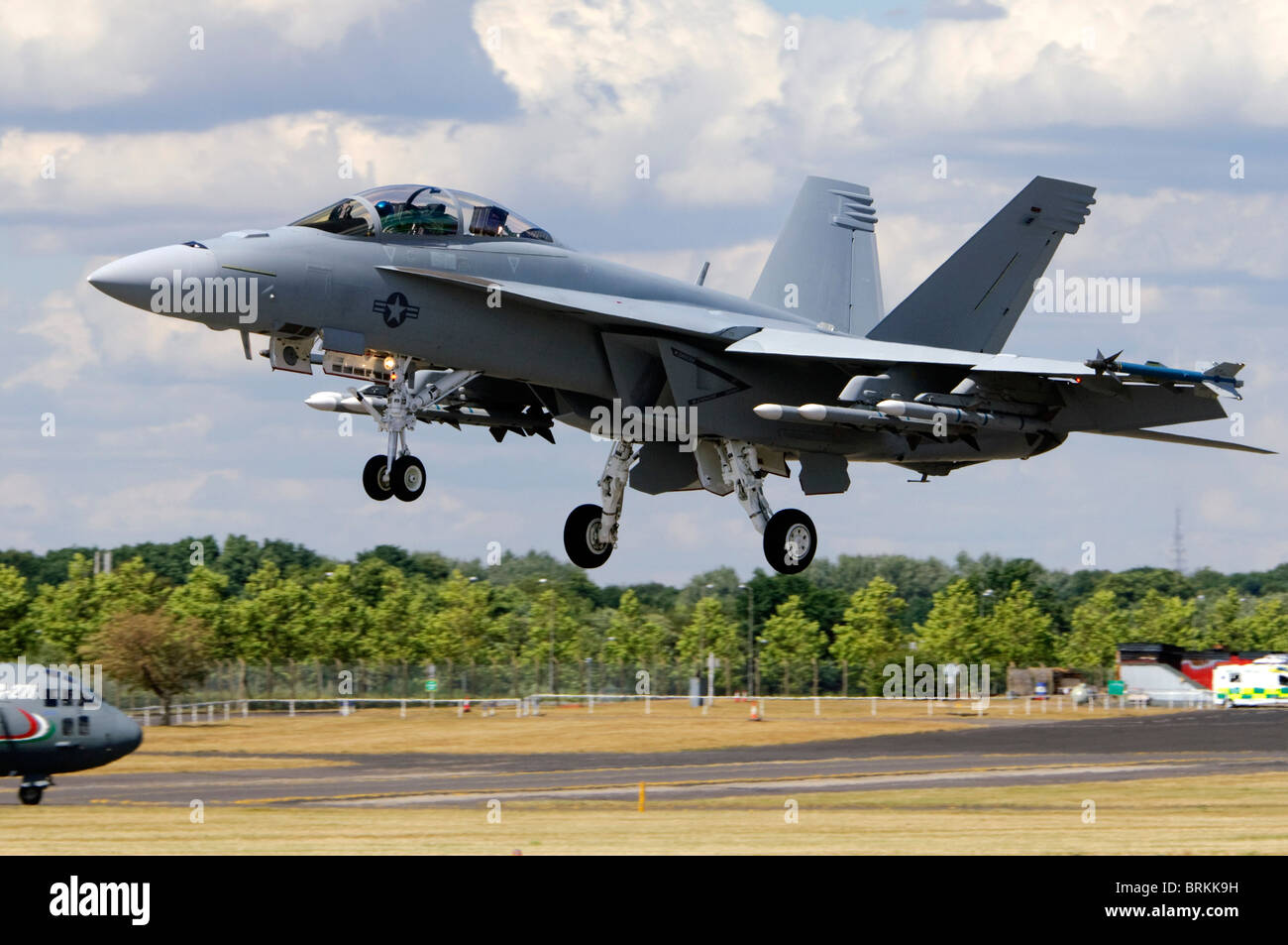 Boeing F/A-18F Super Hornet jet fighter azionato dal Navy US in atterraggio a Farnborough Airshow, Farnborough, Regno Unito. Foto Stock
