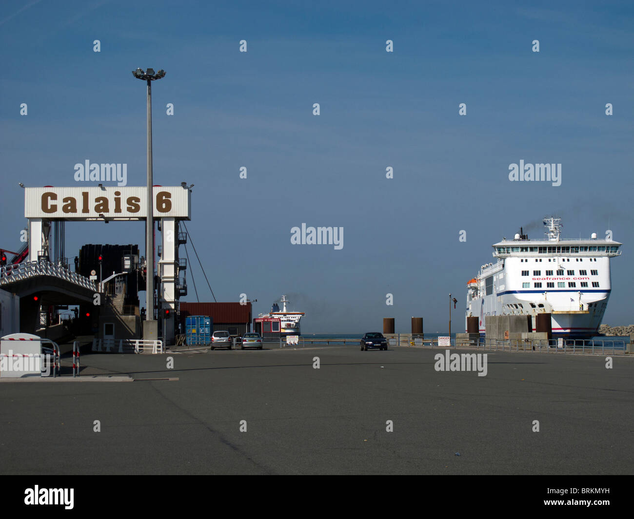 La Seafrance Rodin di trasporto passeggeri e di traghetto per auto arriva a Calais Ferry Terminal e dock Foto Stock