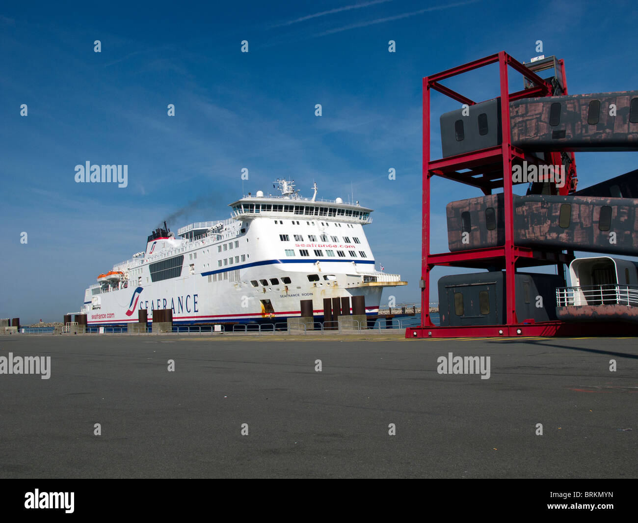 La Seafrance Rodin di trasporto passeggeri e di traghetto per auto arriva a Calais Ferry Terminal e dock Foto Stock