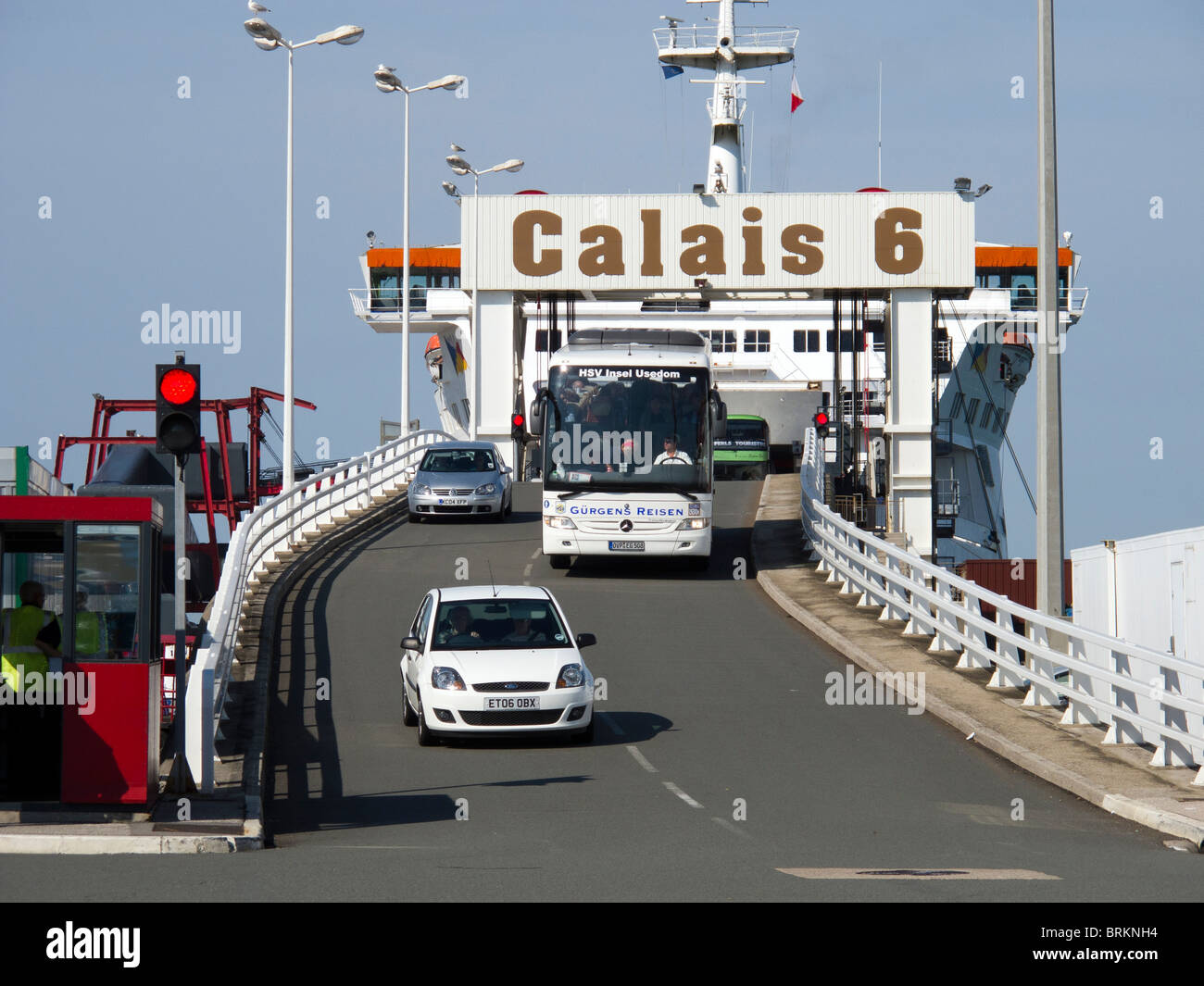 Auto e pullman lasciando un P&O traghetto a Calais docks, Francia dal terminale 6 di Calais Foto Stock