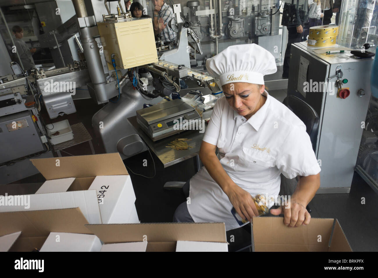 Colonia - la cioccolata Lindt museum e lavorando factory tour sul vecchio molo island - Confezionamento e imballaggio Foto Stock