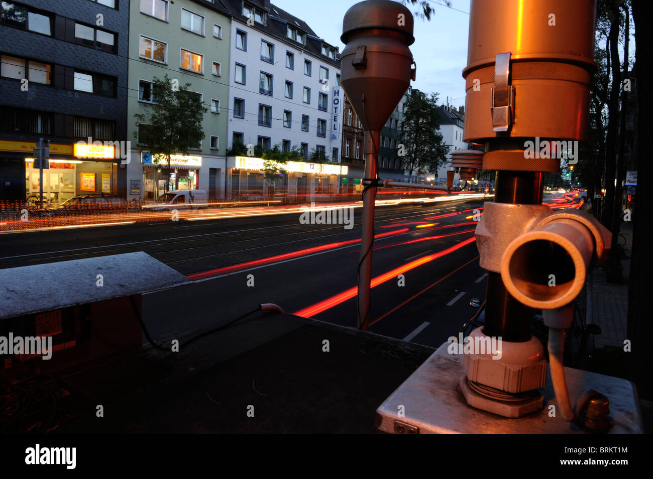 Inquinamento atmosferico misurazione su una strada a Duesseldorf in Germania. Foto Stock