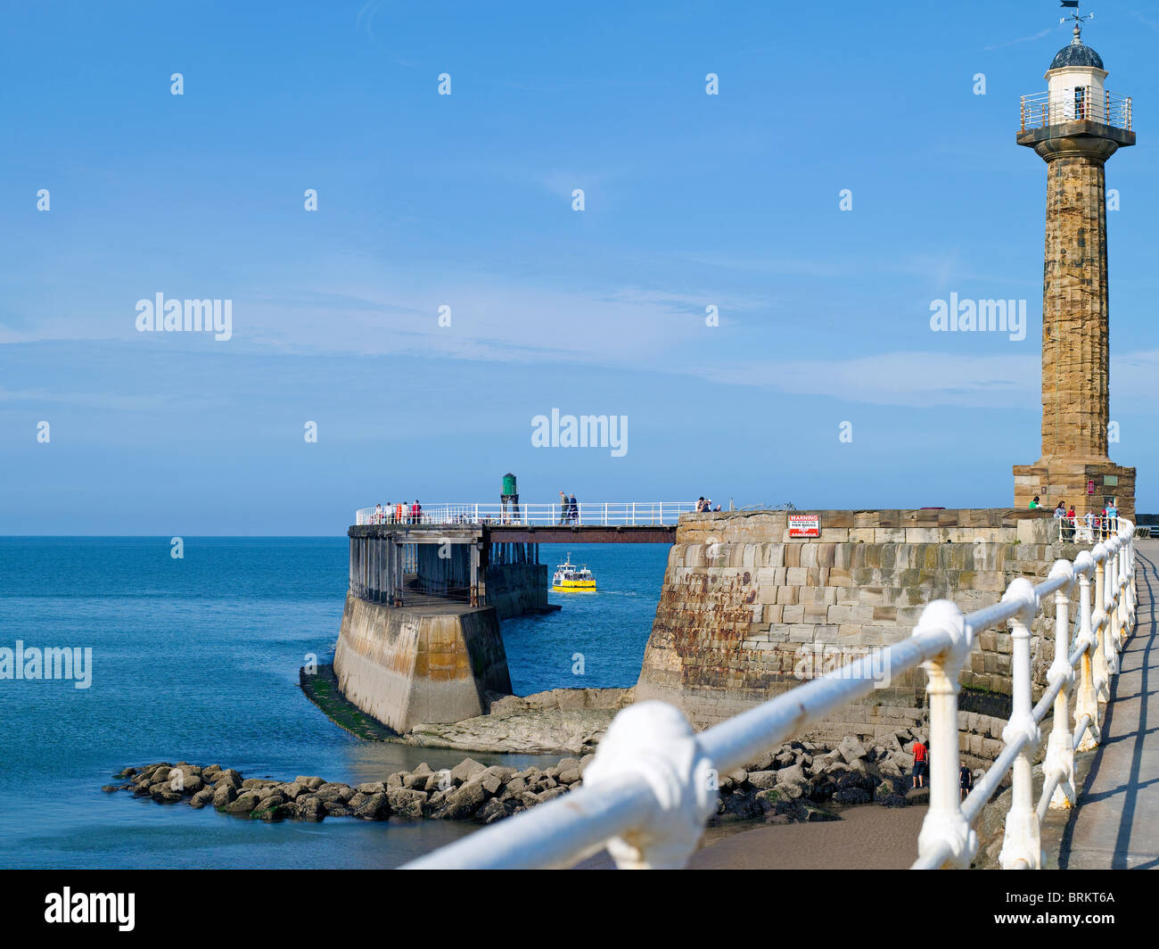Whitby Lighthouse In Estate West Pier Whitby North Yorkshire Inghilterra Regno Unito Gran Bretagna Gb Foto Stock