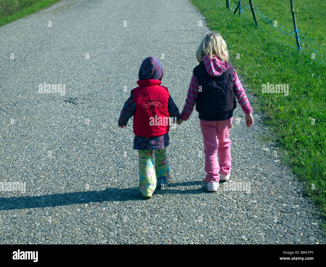 Due piccole ragazze in piedi Foto Stock