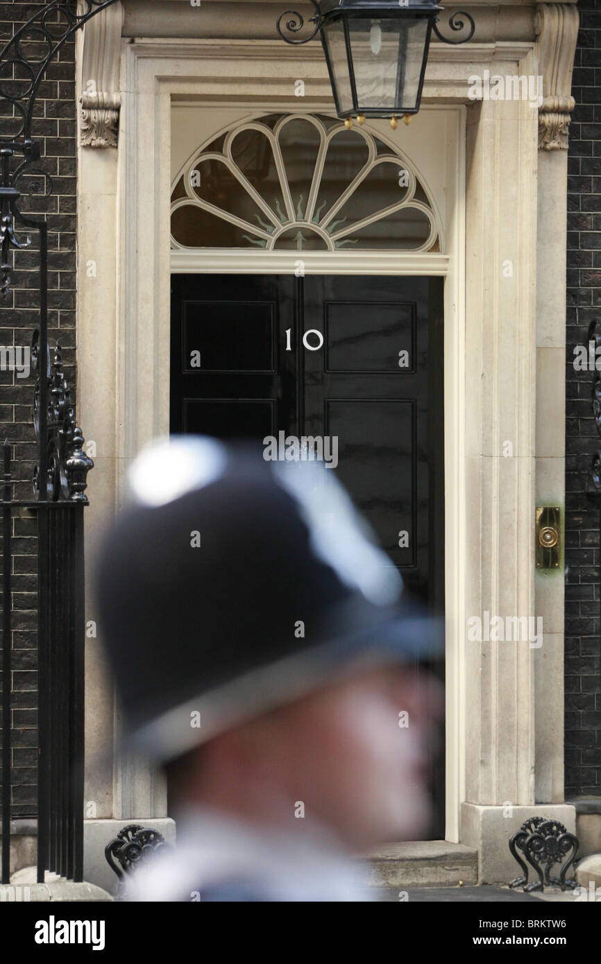 Un poliziotto metropolitano sta di guardia al di fuori dieci di Downing Street a Londra. Foto di James Boardman. Foto Stock