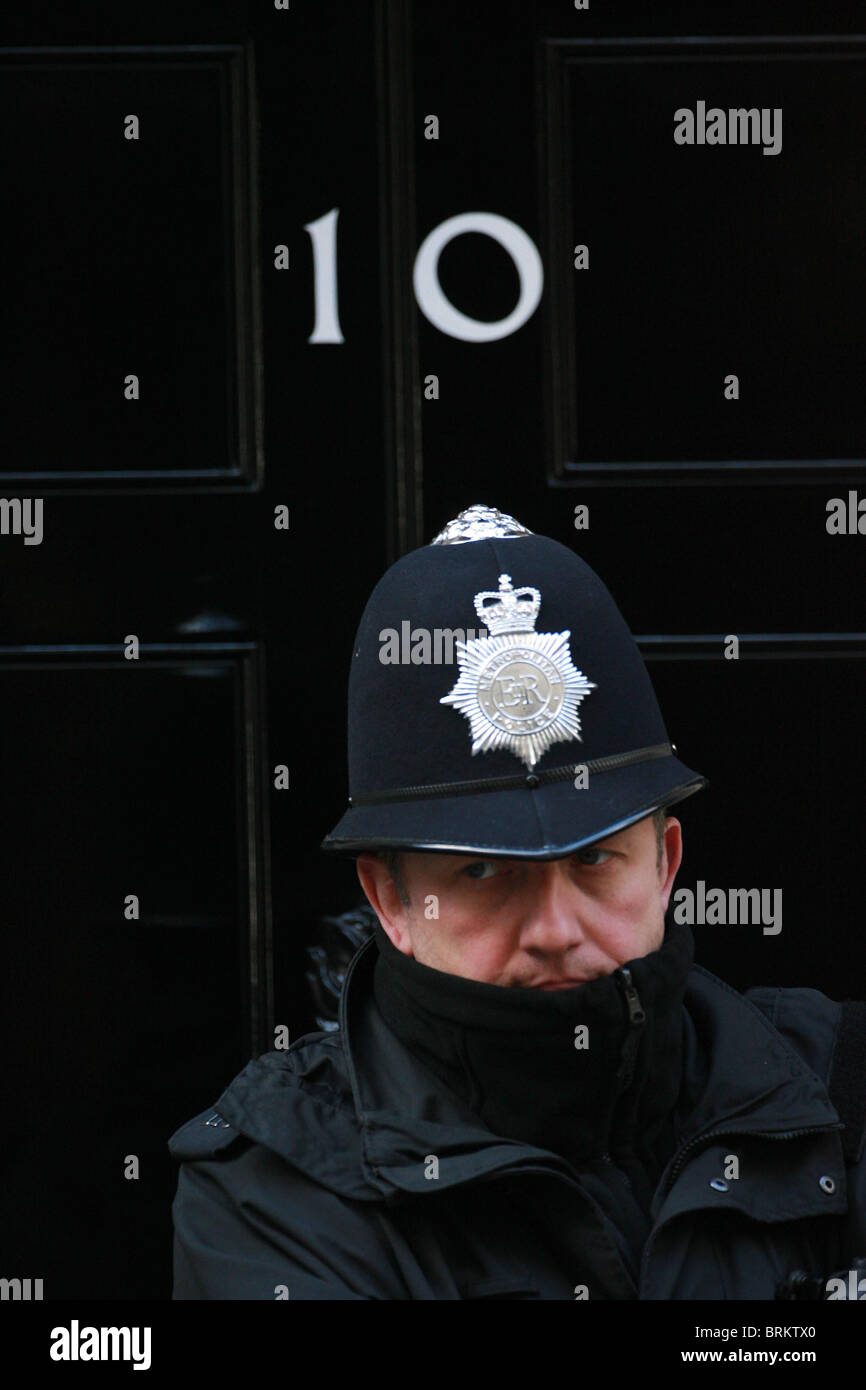 Un poliziotto metropolitano sta di guardia al di fuori dieci di Downing Street a Londra. Foto di James Boardman. Foto Stock