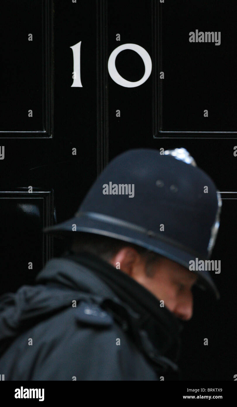 Un poliziotto metropolitano sta di guardia al di fuori dieci di Downing Street a Londra. Foto di James Boardman. Foto Stock