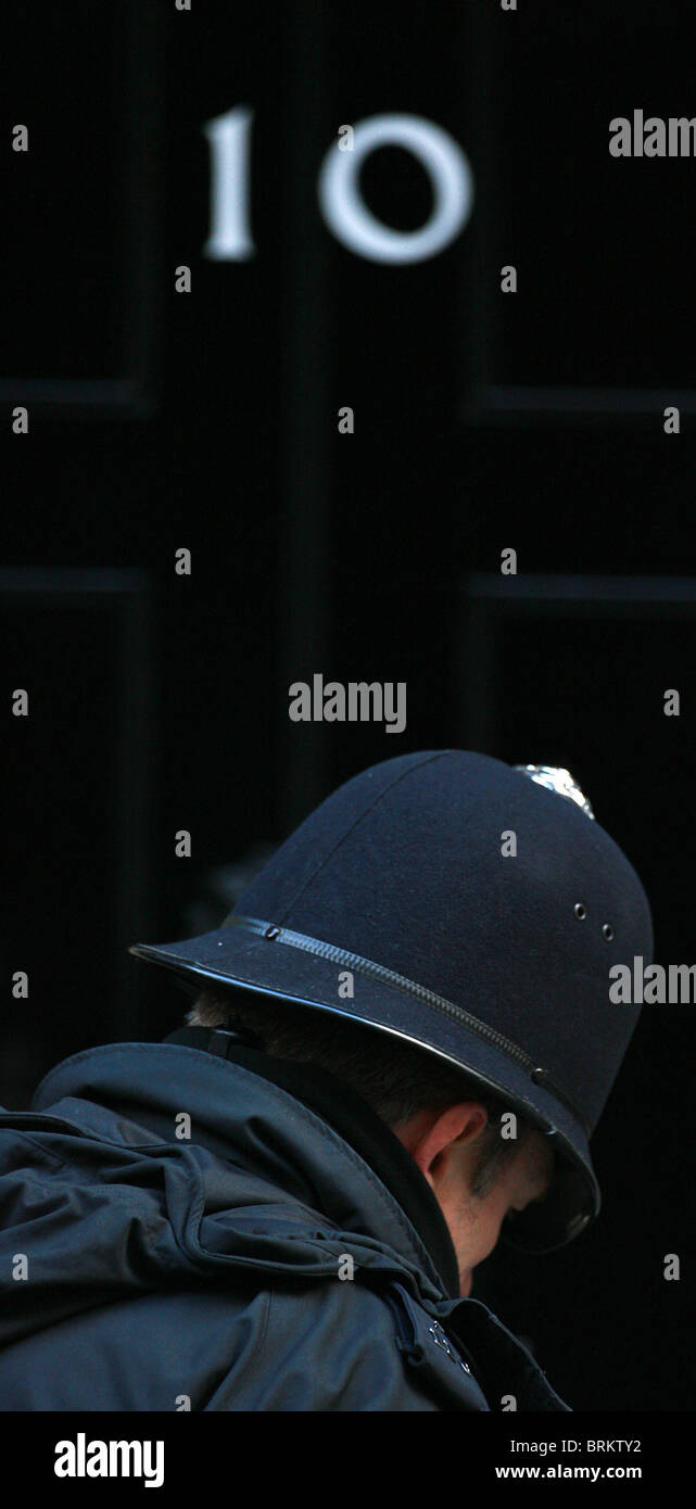 Un poliziotto metropolitano sta di guardia al di fuori dieci di Downing Street a Londra. Foto di James Boardman. Foto Stock