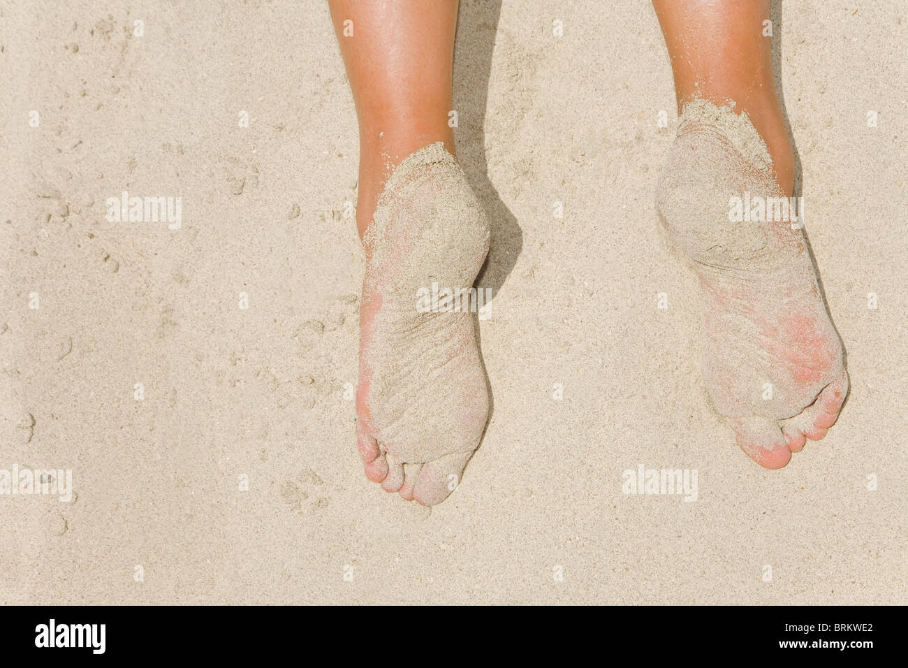 Piedi di sabbia sulla spiaggia Foto Stock