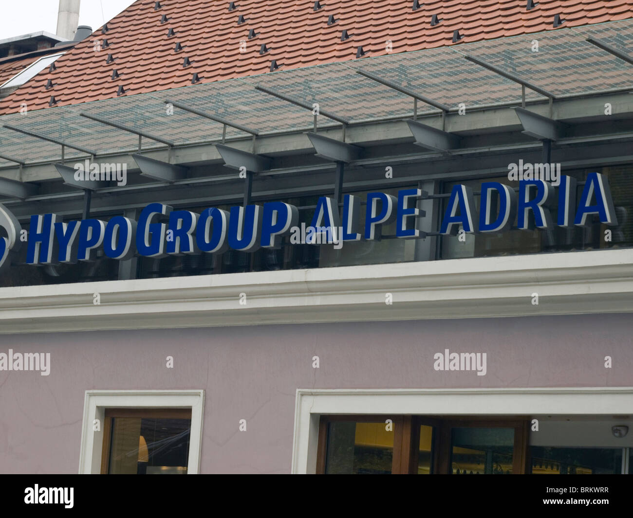 Hypo Alpe Adria Bank logo su city building - uso editoriale Foto Stock