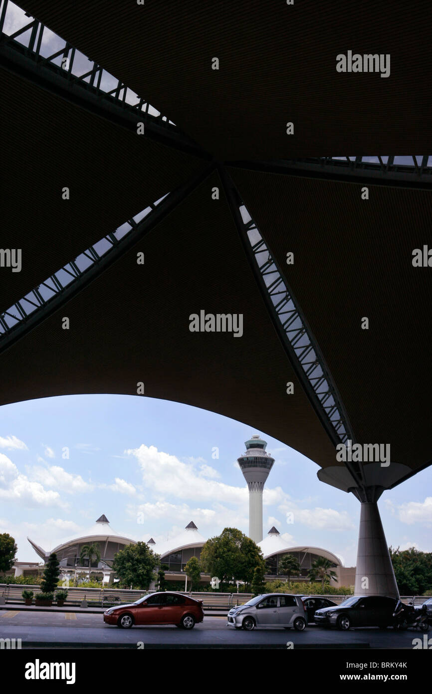 Torre di controllo dell'Aeroporto Internazionale di Kuala Lumpur in Malesia. Foto Stock