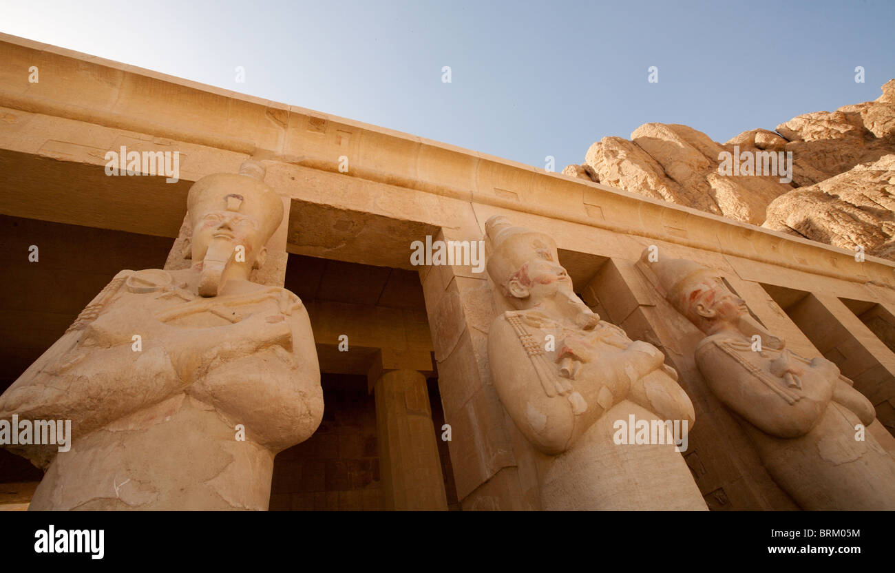 Antiche statue egiziane del Tempio di Hatshepsut, EGITTO Luxor Foto Stock