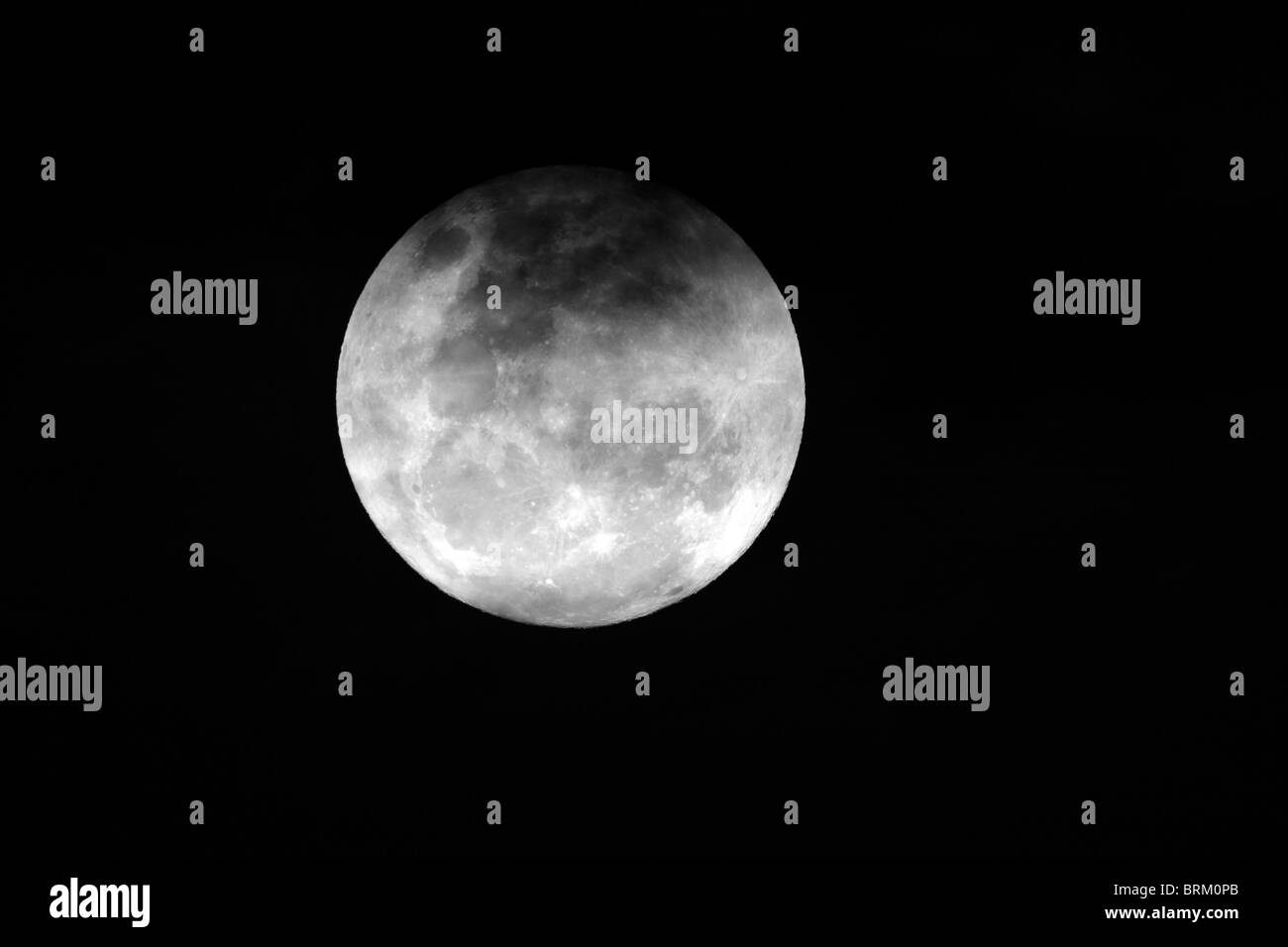 Vista della luna piena con nuvole sopra il continente africano Foto Stock