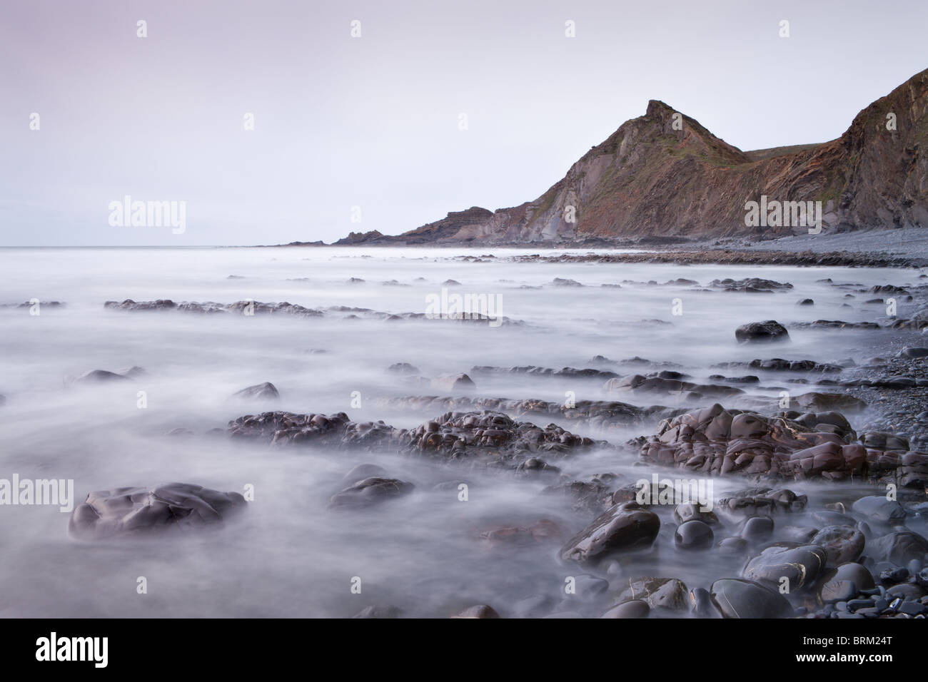 Spiaggia rocciosa e St Catherines Tor, Spekes Mill bocca, Hartland, Devon, Inghilterra. Molla (aprile 2010). Foto Stock