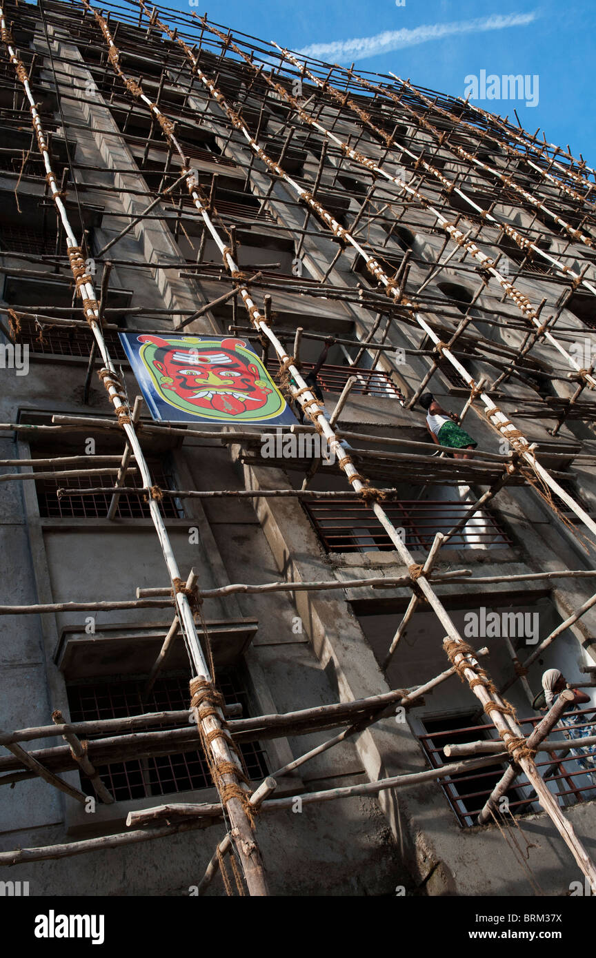 Appartamenti Indiano sito in costruzione con divinità Indù immagine per la protezione contro gli spiriti maligni. Puttaparthi, Andhra Pradesh, India Foto Stock